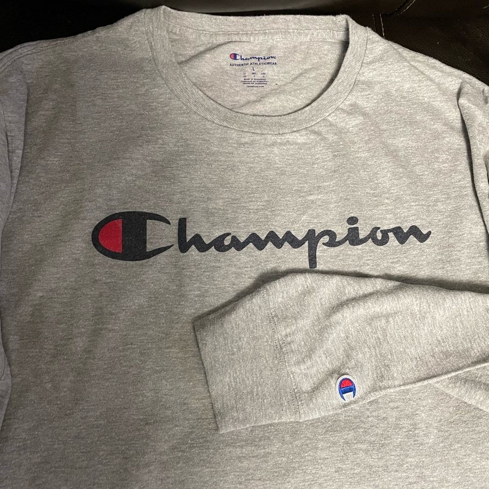 Men's Champion Script-Logo Long Sleeve
Tshirt Size/Large